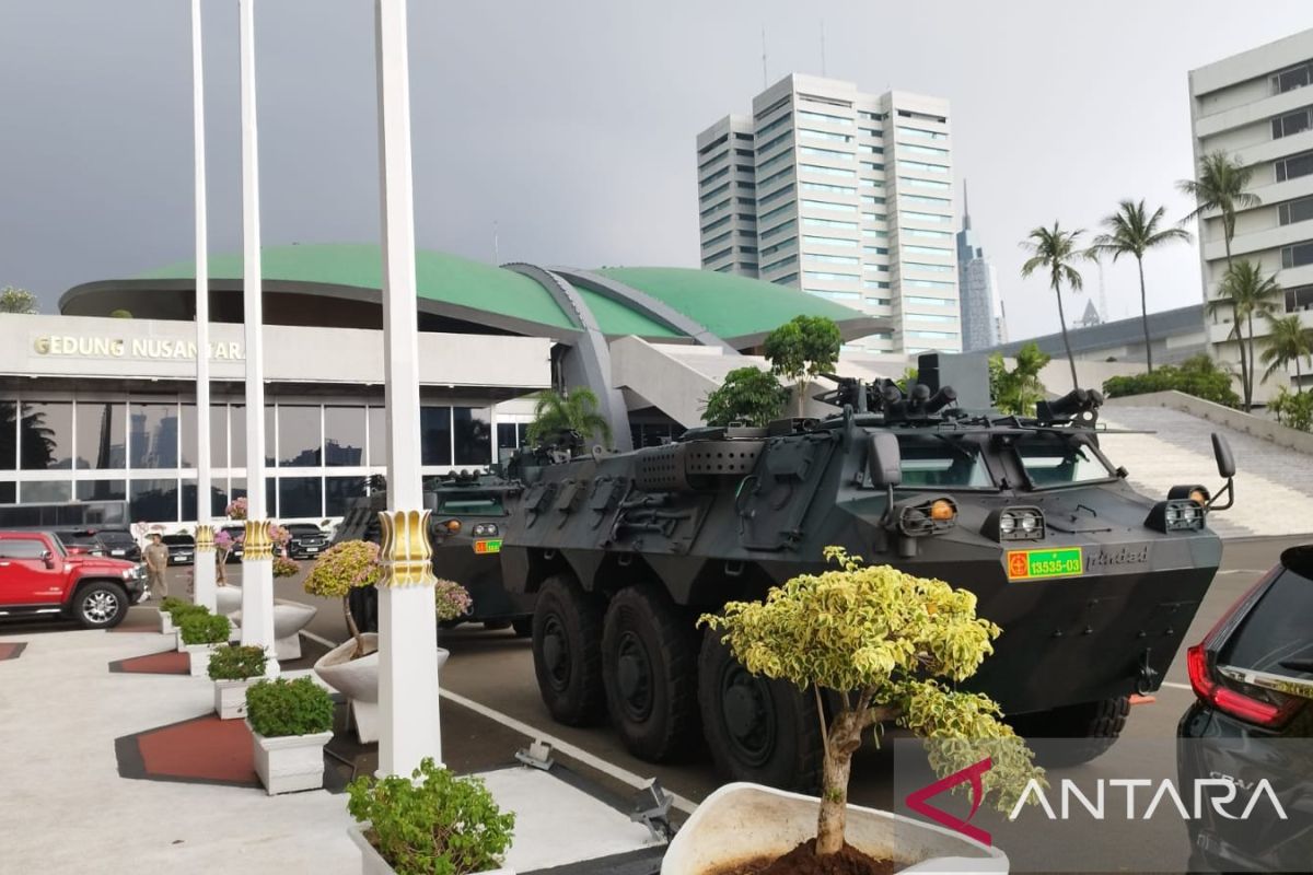 Menhan: Pasukan TNI terus menjaga gedung parlemen