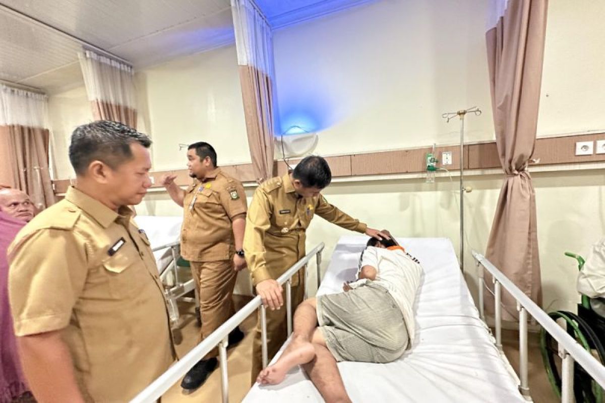 Bupati Kampar Ahmad Yuzar Jenguk anak terlantar di RSUD Bangkinang