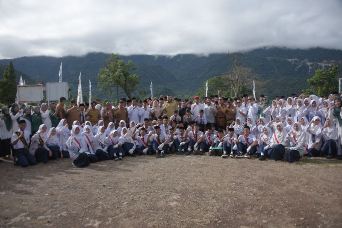 Pastikan anak kurang mampu tetap sekolah, PT Semen Padang salurkan Rp641 juta untuk tiga madrasah