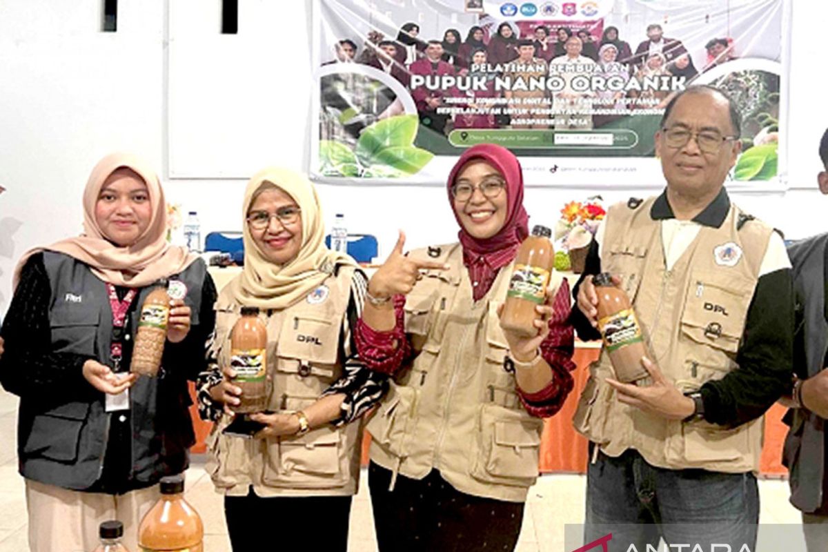 Mahasiswa UNG kenalkan pupuk cair