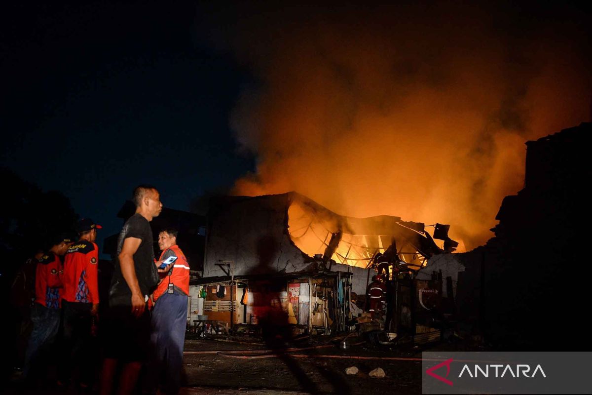 Kebakaran pabrik konstruksi di Tangerang Selatan, petugas kerahkan 20 unit mobil Damkar