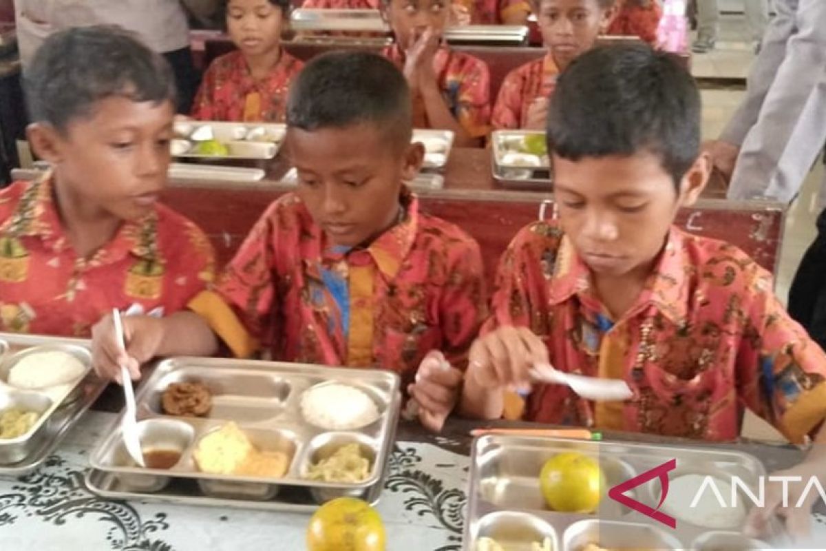 Keceriaan siswa OAP menikmati makan bergizi gratis