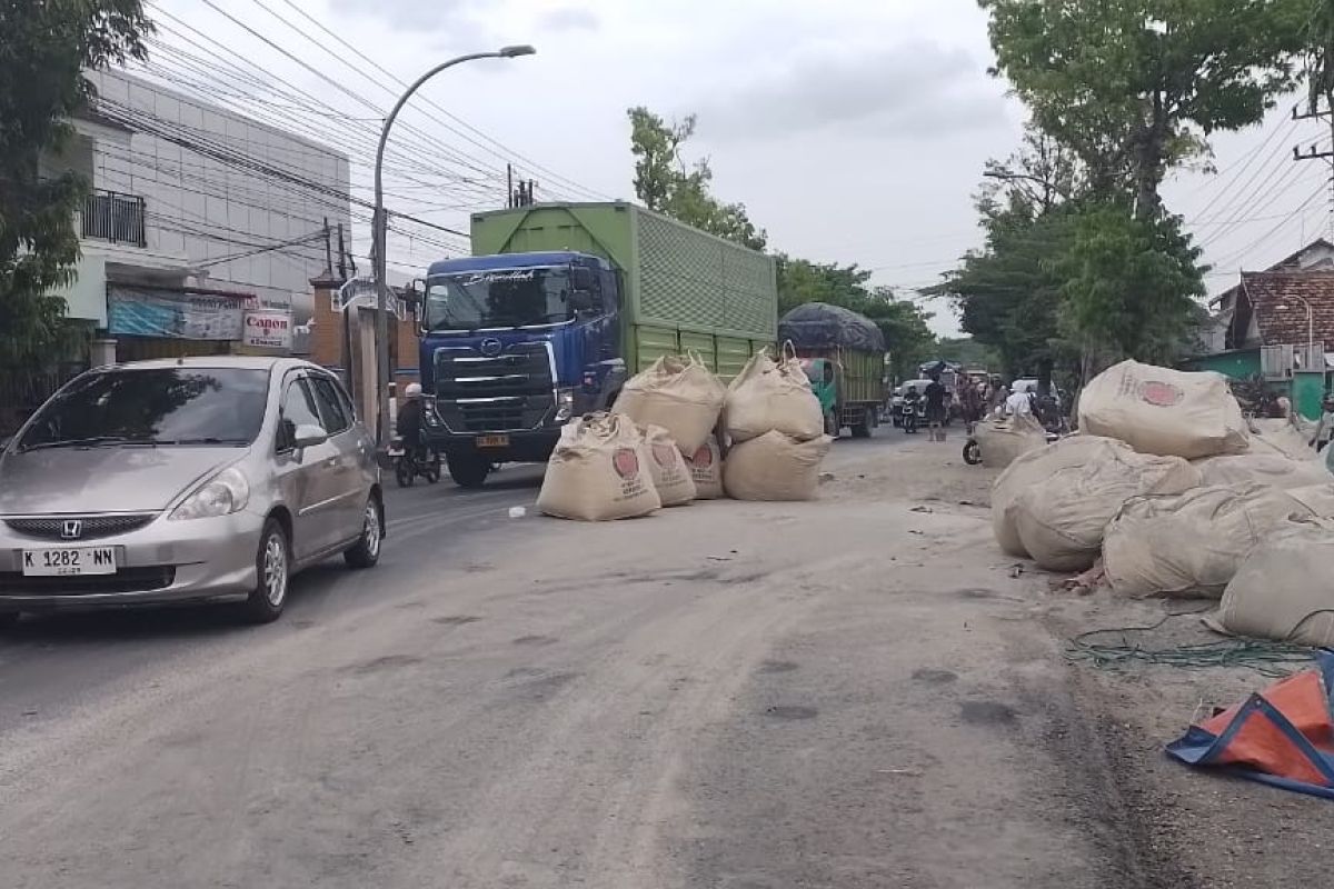 Truk semen masuk parit di Blora