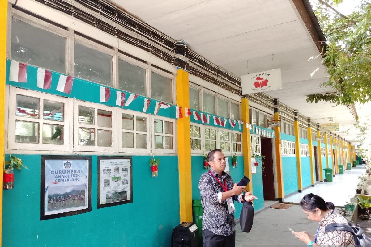 Wapres RI Gibran tinjau MBG di SMP Negeri 2 Sentani