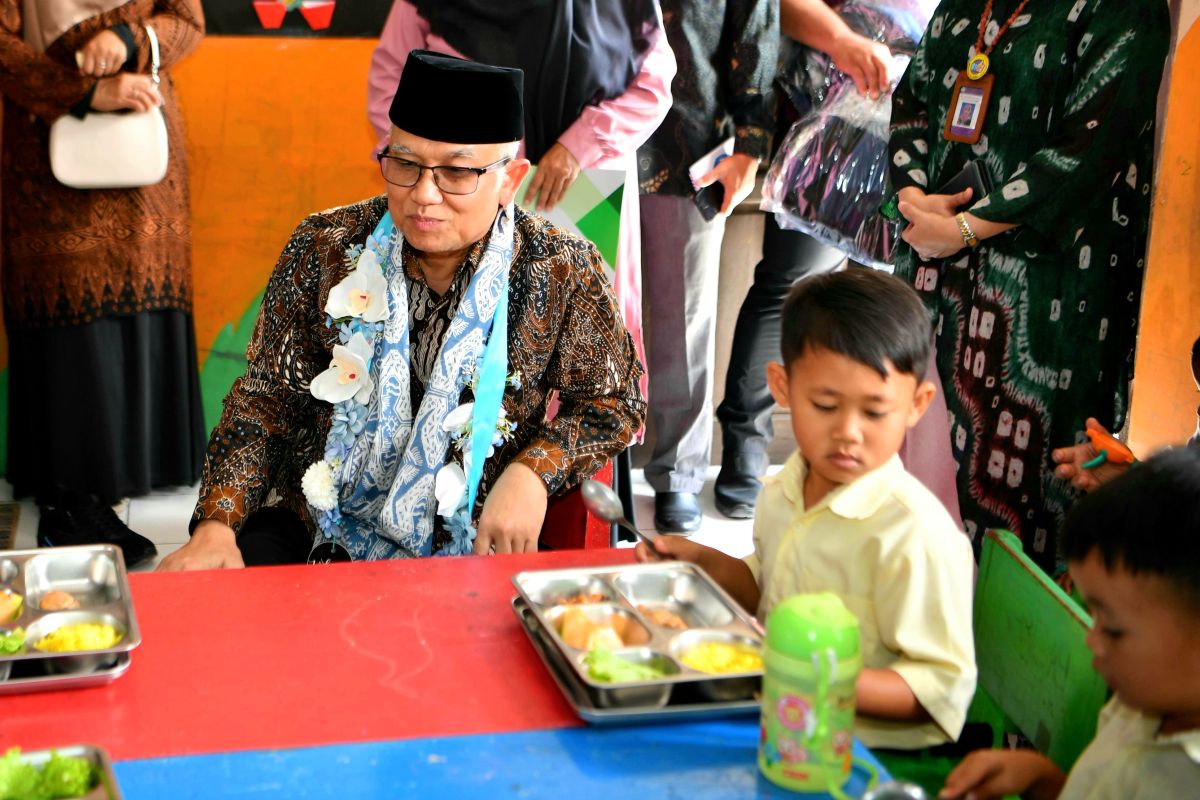Wamendikdasmen-Komisi X DPR tinjau revitalisasi sekolah & MBG di Garut