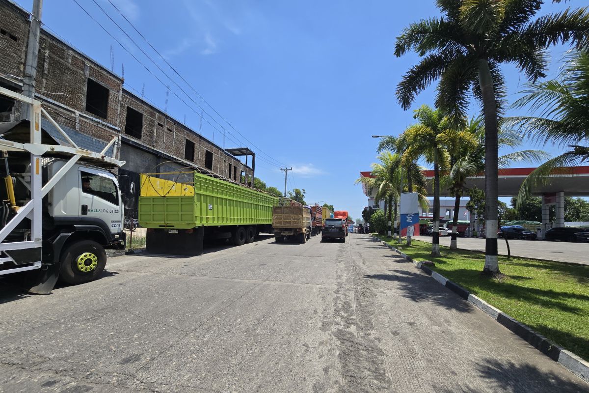 FOTO - BBM di Makassar mulai langka