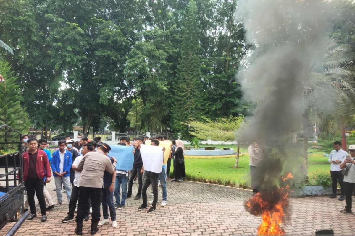 Puluhan mahasiswa dan pemuda unjuk rasa ke DPRD Langkat sambil bakar ban
