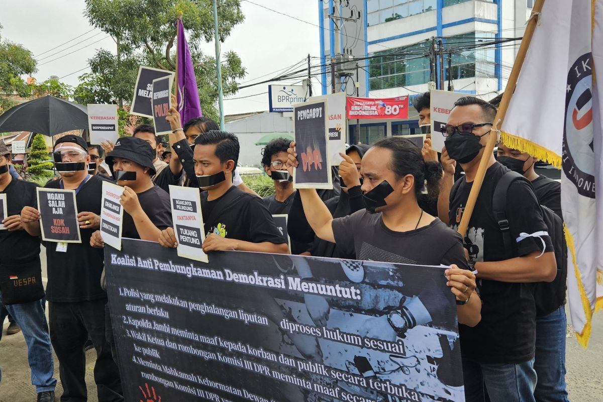Puluhan jurnalis aksi tutup mulut di Polda Jambi