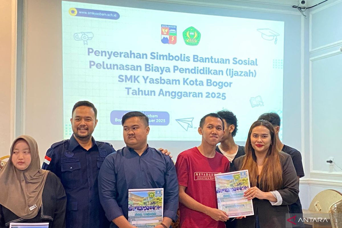 DPRD Kota Bogor salurkan 70 ijazah melalui program bantuan pendidikan