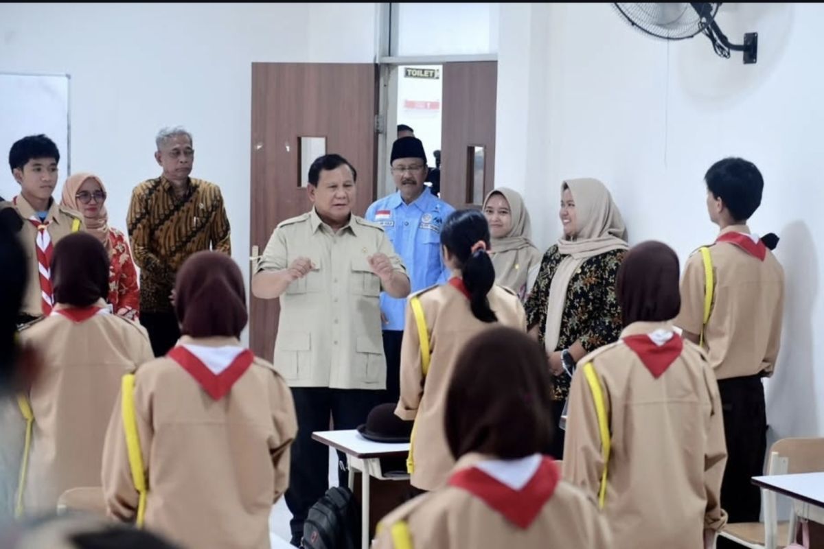 Siswa SD di Serang antusias sambut layar digital pintar dari Presiden