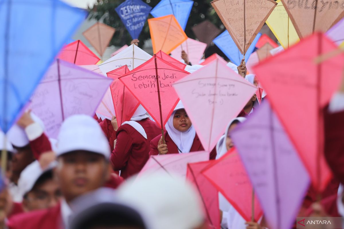 Ribuan mahasiswa baru UM Surabaya gaungkan simbol kebebasan