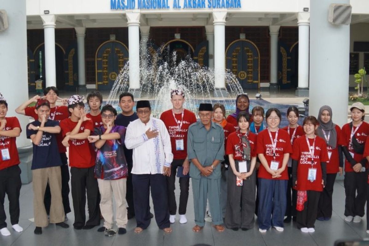 Kunjungi Masjid Al-Akbar, 18 mahasiswa asing berubah pendapat tentang masjid