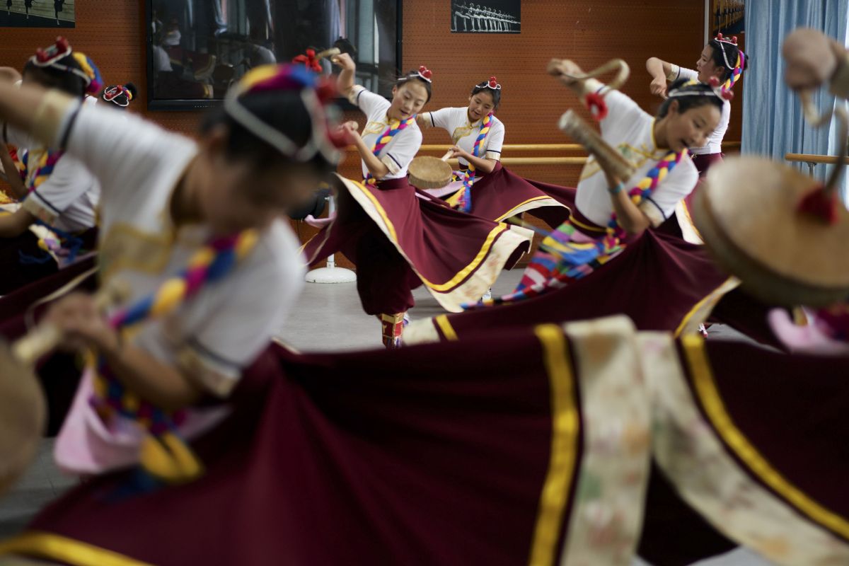 Revitalisasi tari tradisional Reba dalam sistem pendidikan di China