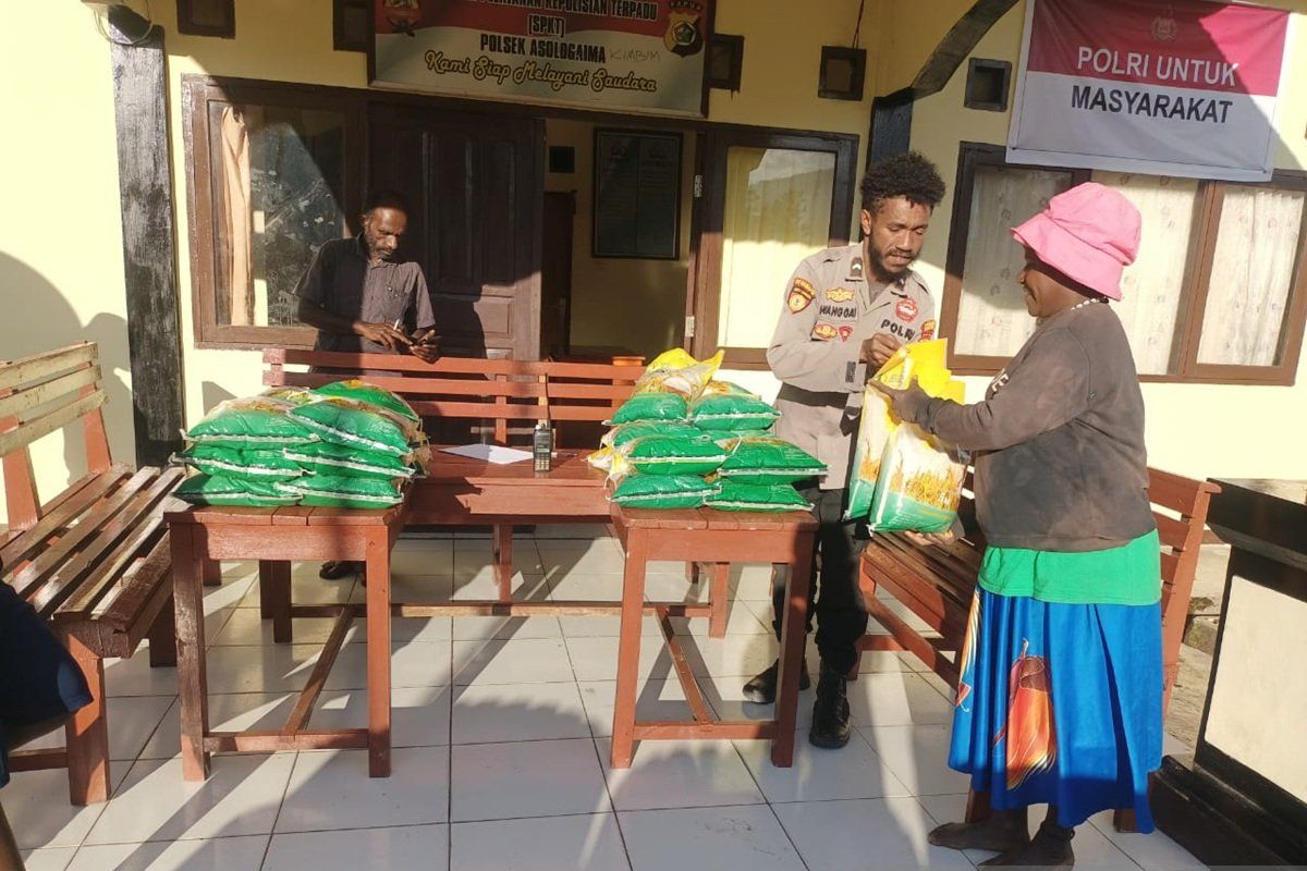 Polres Jayawijaya menjual beras murah di Distrik Asologaima