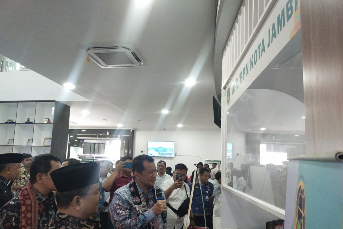 Wamen PANRB beri  penghargaan Pelayanan Publik Prima Pemkot Jambi