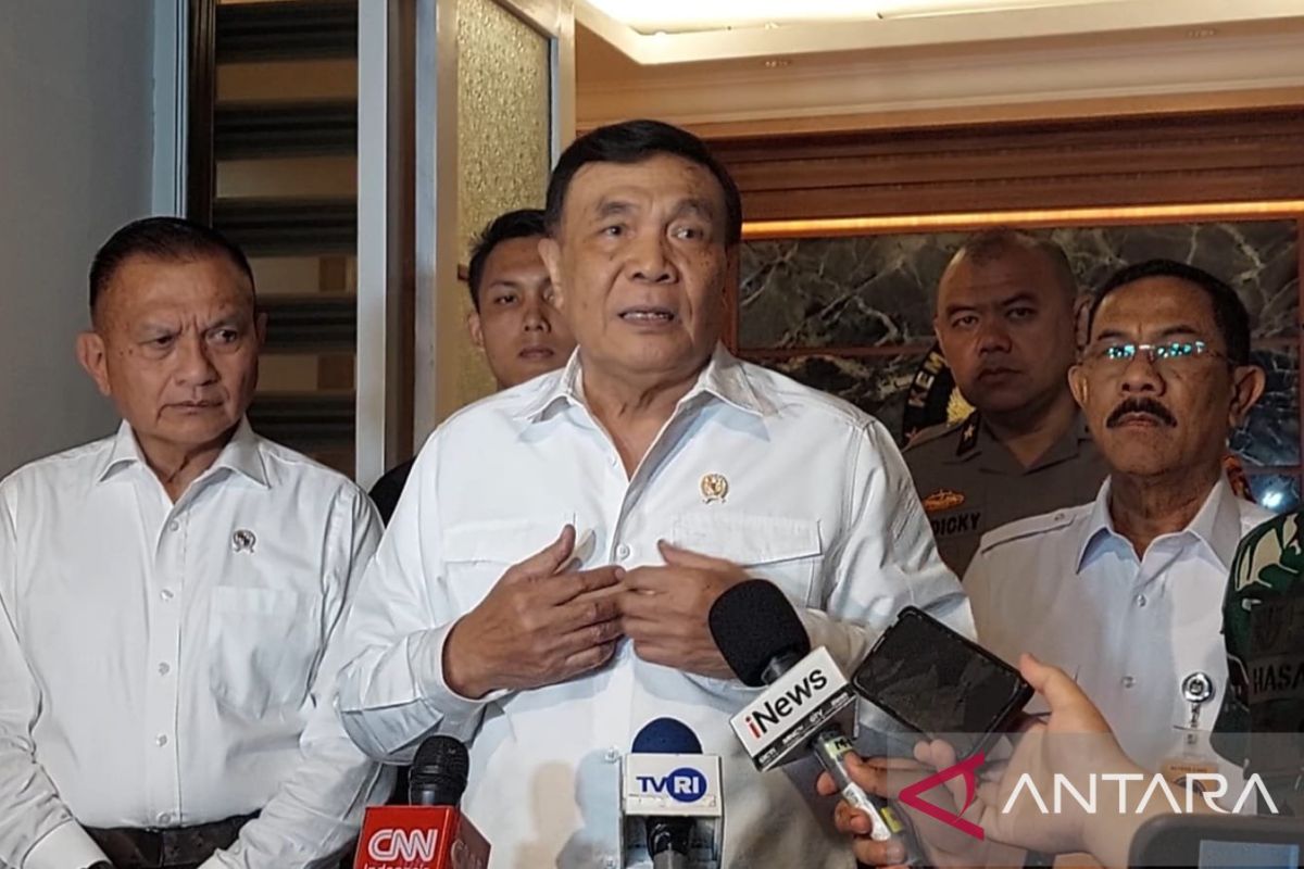 Djamari gelar rapat dengan deputi di hari pertama sebagai Menko Polkam