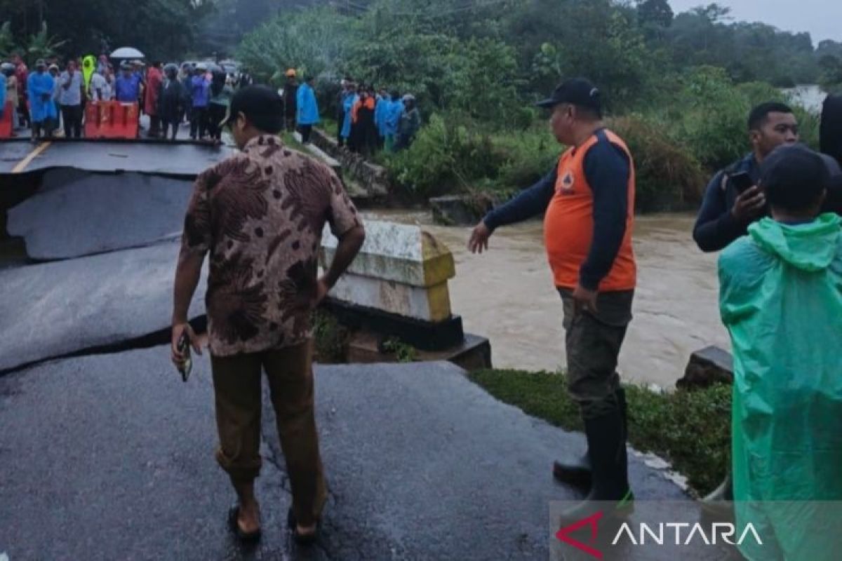 Jembatan penghubung Belitung dan Belitung Timur putus diterjang banjir