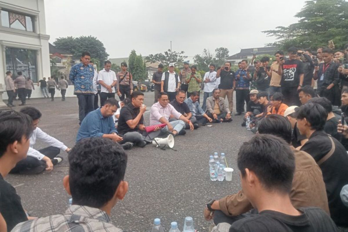 Ketua DPRD Jambi  terima masa aksi serap aspirasi melalui dialog