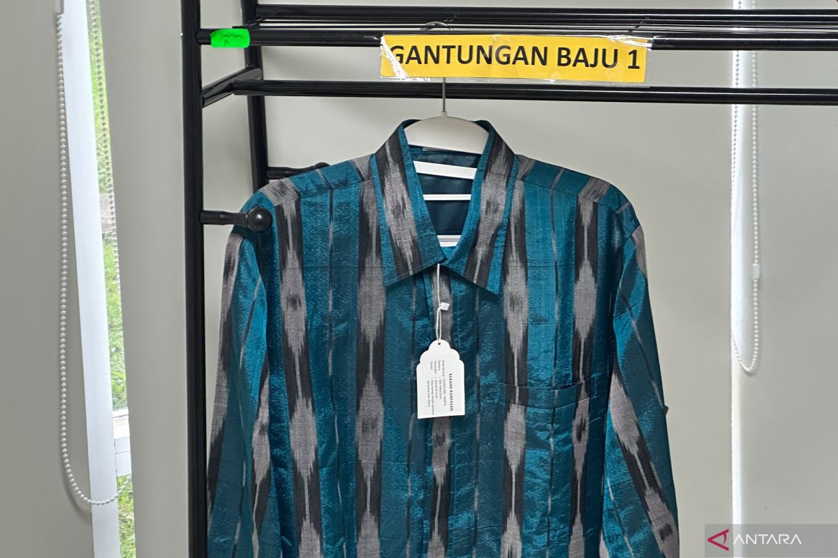 Baju sutra dengan harga limit Rp5.700 laku dilelang KPK senilai Rp2,6 juta