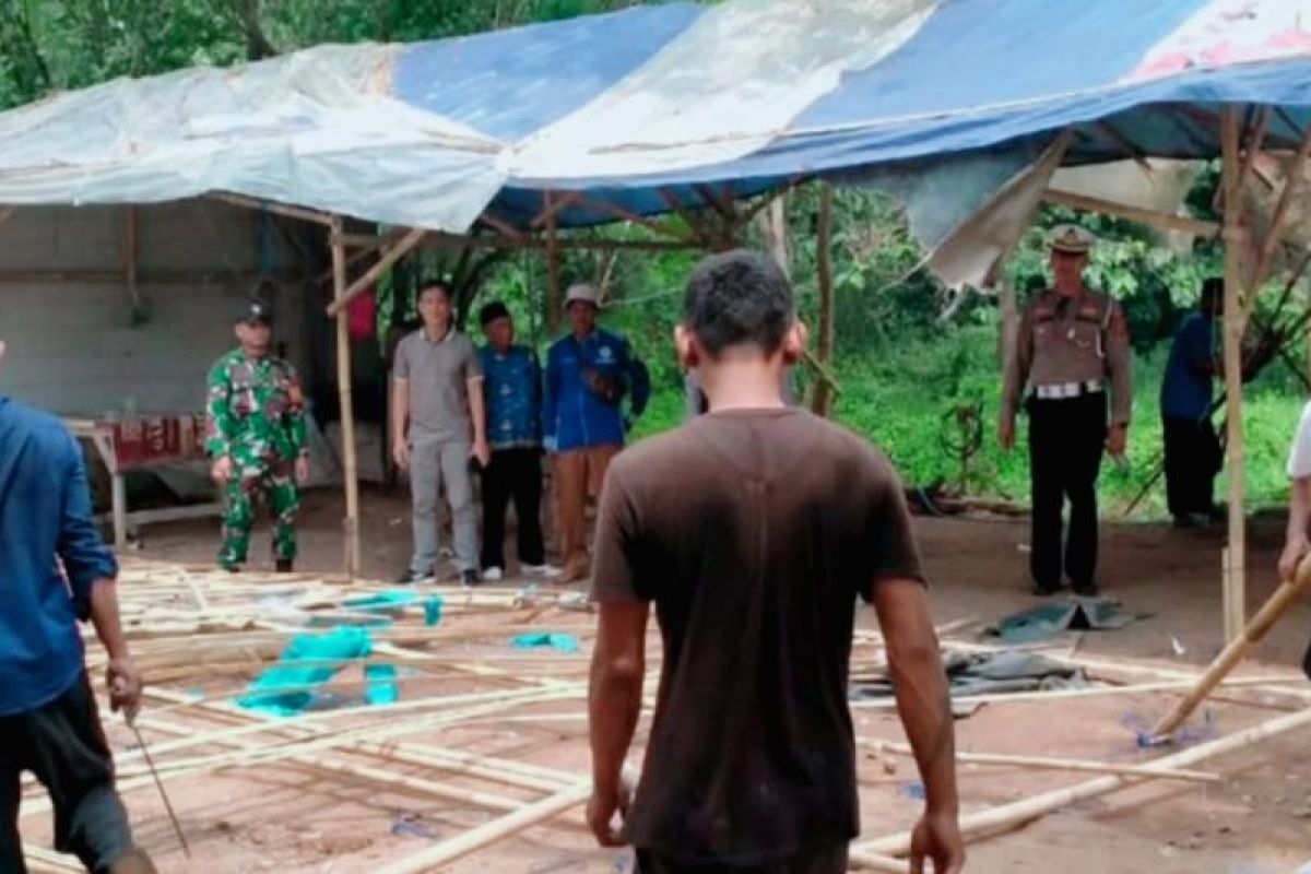 Masyarakat bersama polisi di Karawang bongkar arena judi sabung ayam
