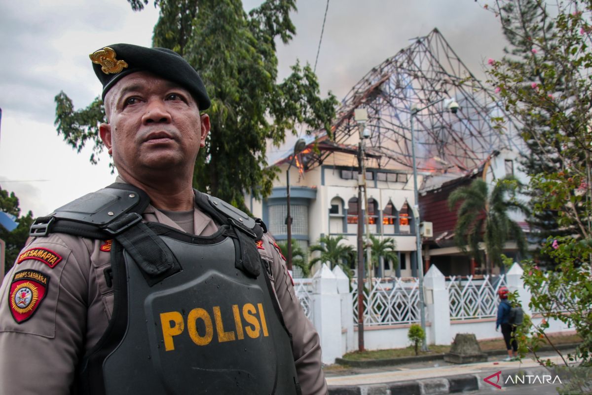 Polisi tetapkan 12 tersangka kasus perusakan Gedung DPRD NTB