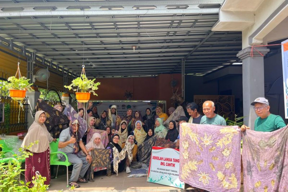 Akademisi UMPR latih ecoprint bagi lansia di Palangka Raya