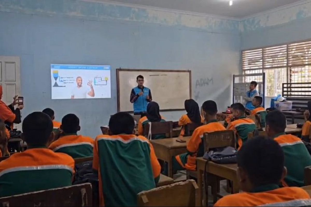 PLN Edukasi Siswa SMKN 02 Sawahlunto tentang Keselamatan Ketenagalistrikan