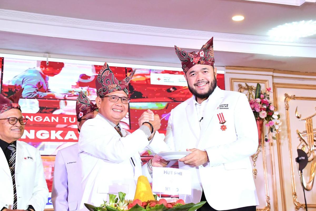 Wako Fadly Amran terima penghargaan Lencana Jasa Pratama atas dedikasi dan dukungan terhadap PMI Kota Padang