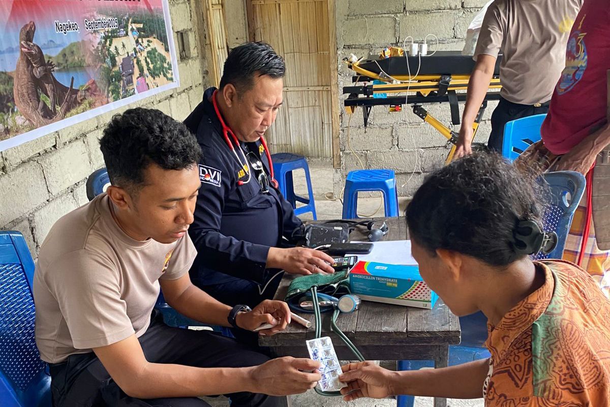 Polda NTT membuka posko layanan kesehatan bagi korban banjir Nagekeo