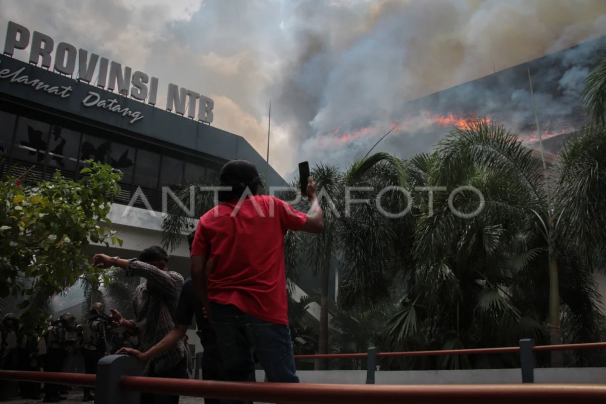 Polisi gandeng Labfor Bali selidiki penyebab gedung DPRD NTB terbakar