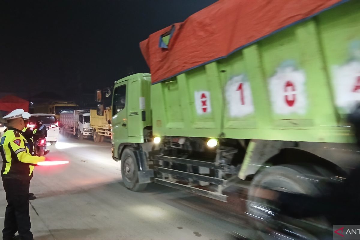 Aksi protes truk tambang lumpuhkan Jalan Legok-Parung Panjang
