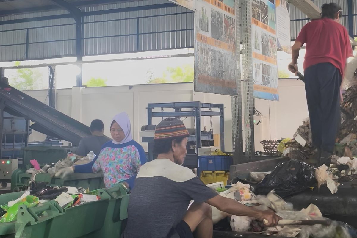 TPST Sandubaya Mataram produksi paving blok berbahan sampah plastik