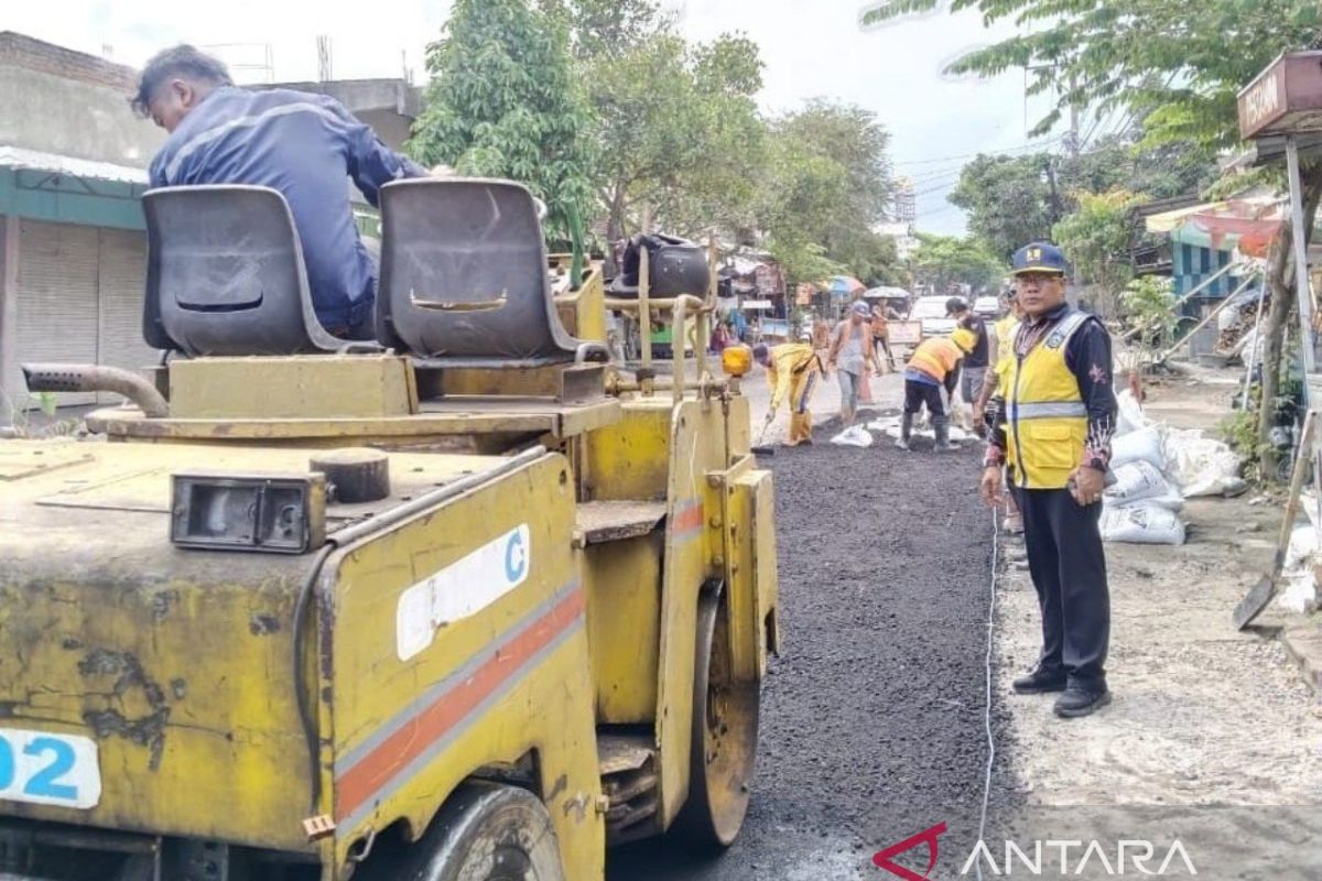 Jalan berlubang di ruas Kediri-Kuripan Lombok Barat diperbaiki