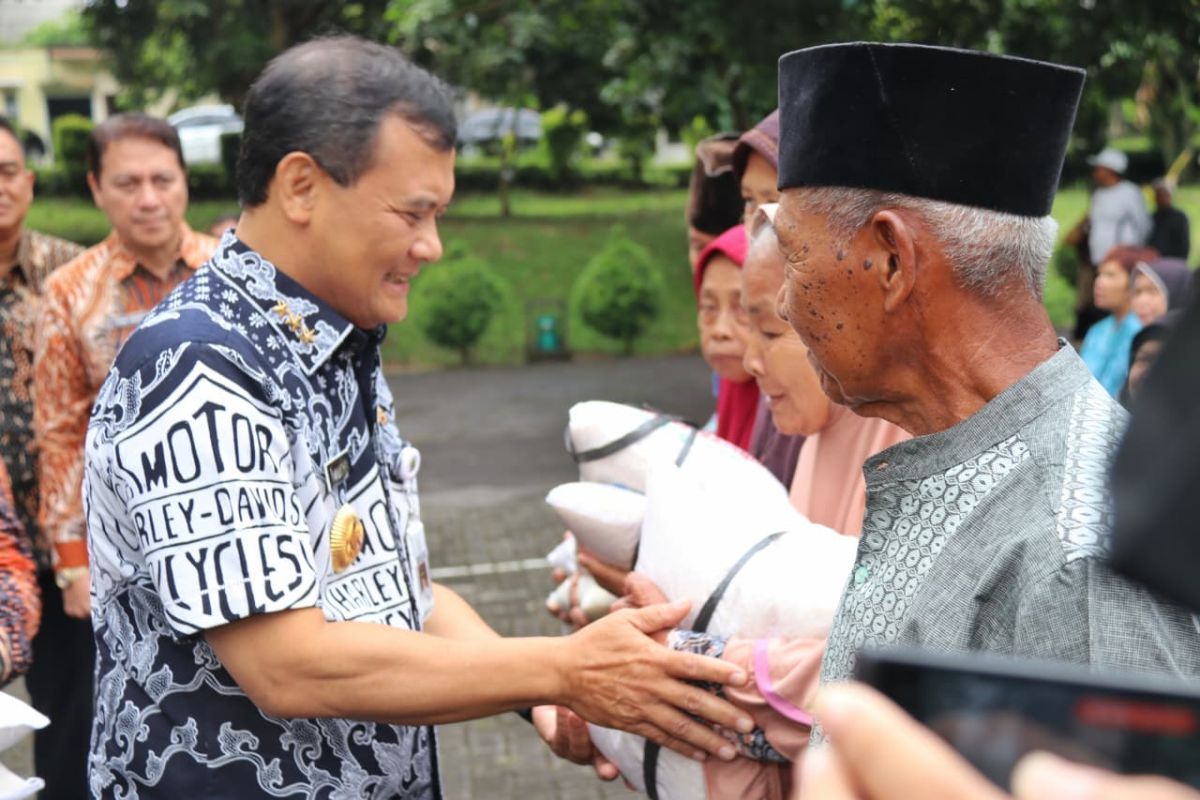 Pemprov Jateng  serahkan bantuan beras 6 ton untuk kelompok rentan