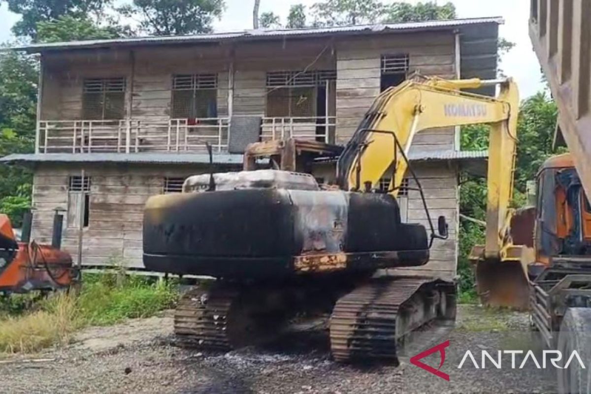 OTK bakar alat berat kontraktor di Jalan Trans Nabire--Timika