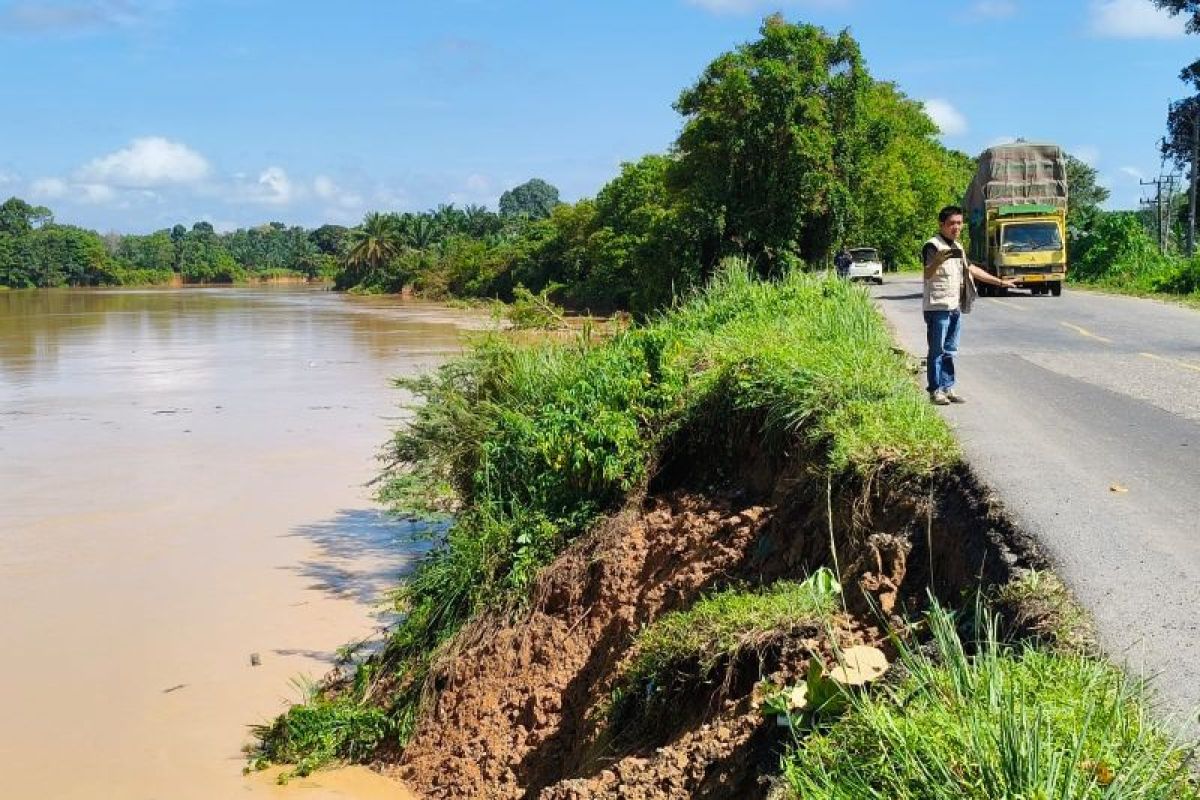 Curah hujan tinggi jalan Sarolangun-Jambi nyaris amblas