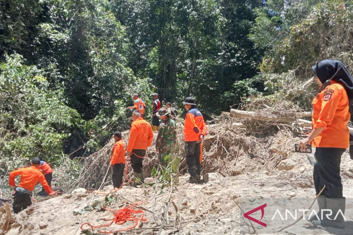 Pemkab Agam bersihkan material longsor menimbun aliran sungai
