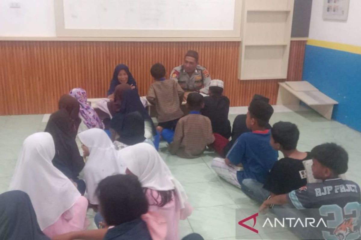 Polisi Bangka Barat bantu anak nelayan belajar dan mengaji