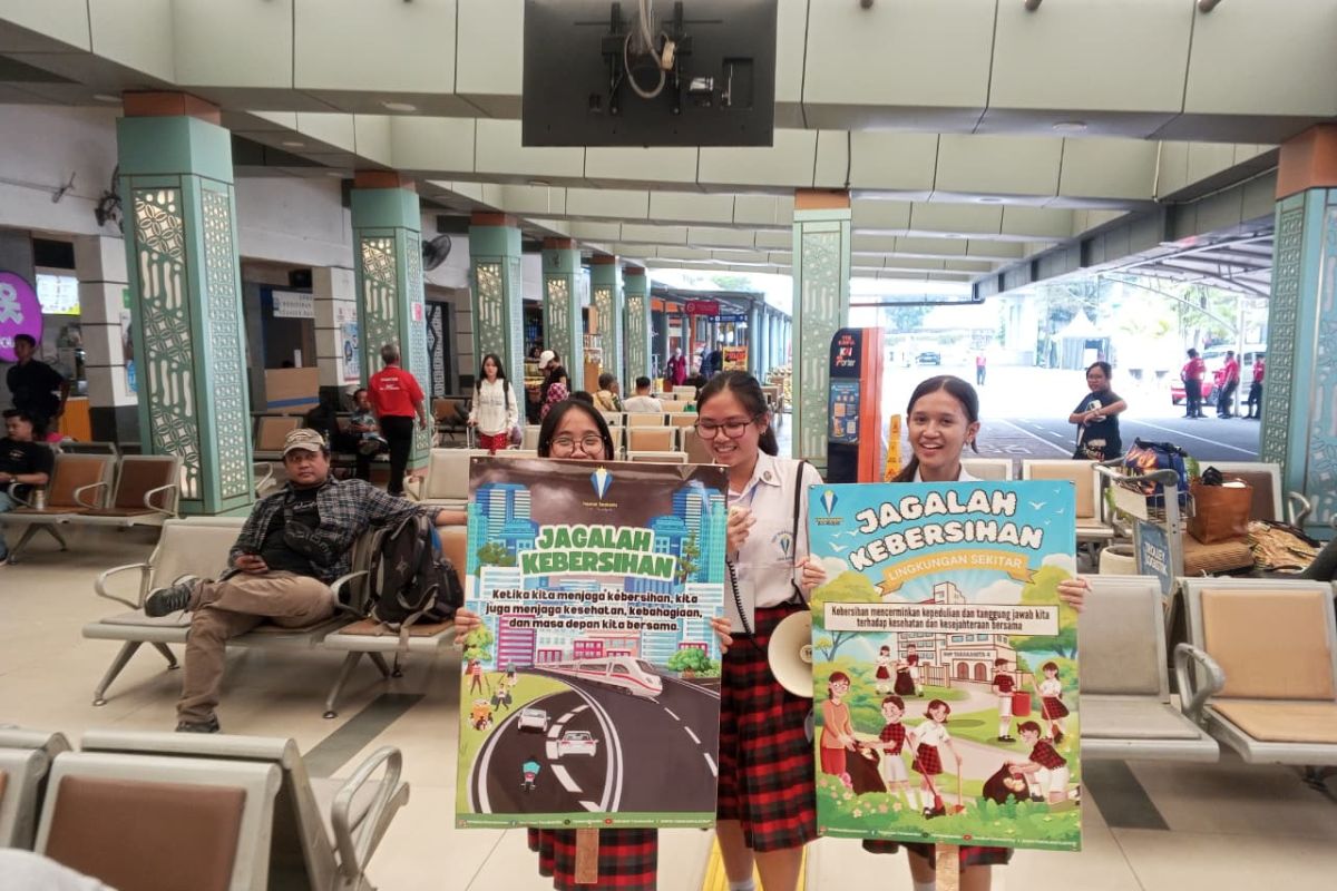 Siswa Tarakanita Jakarta Peringati Hari Ozon Internasional & HUT ke-80 PT KAI di Stasiun Pasar Senen