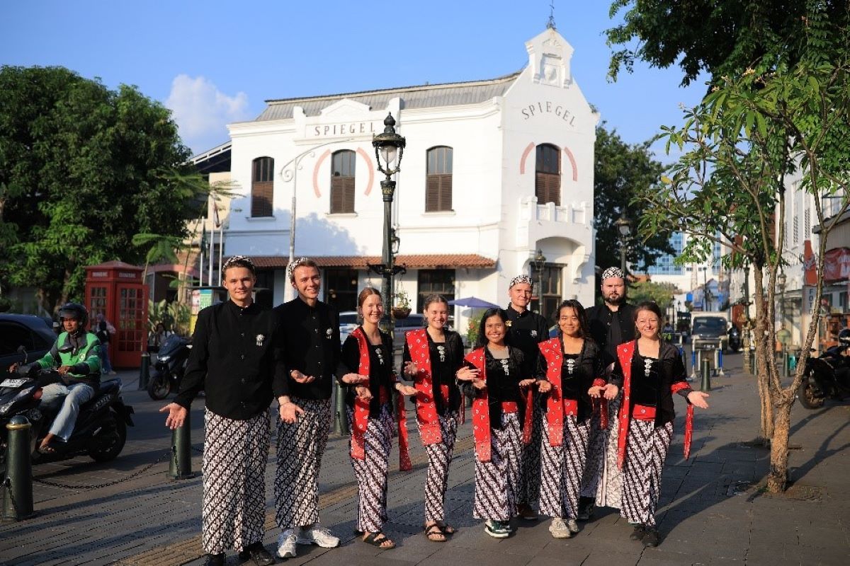 Mahasiswa Humboldt University Jerman berbaju adat Jawa di Kota Lama Semarang