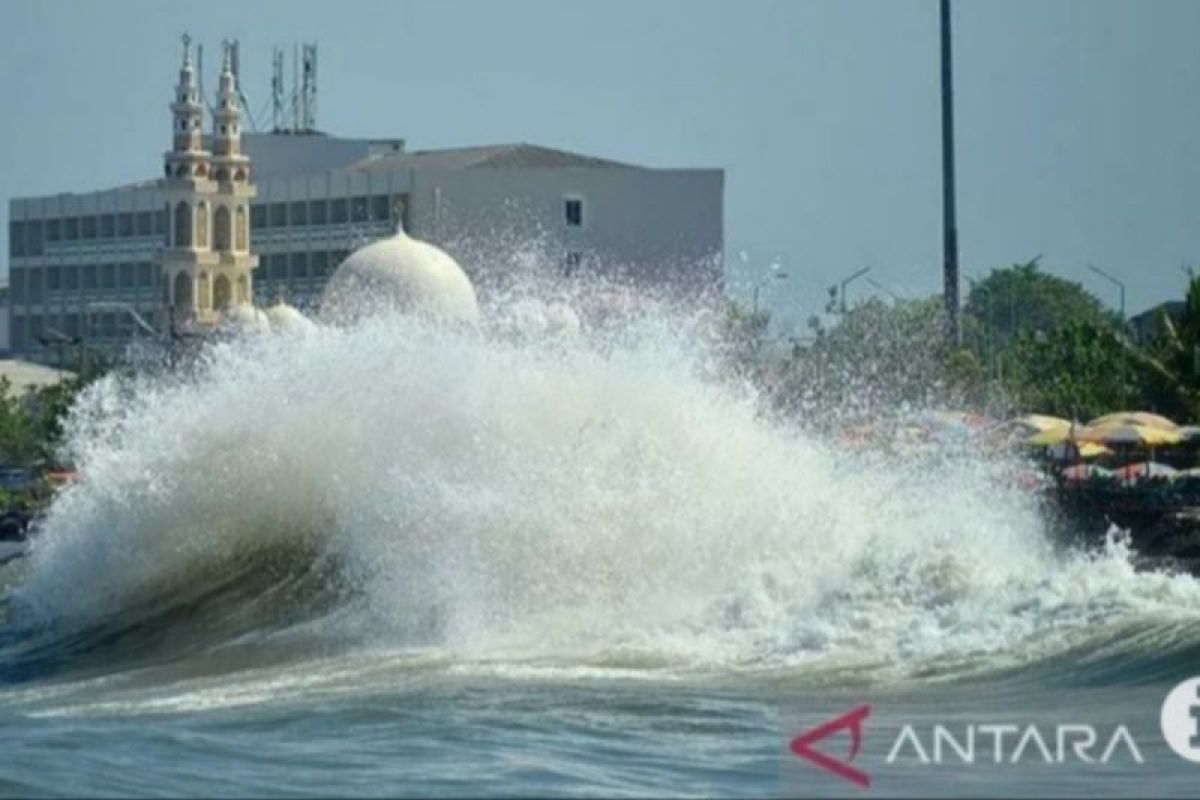 Waspadai gelombang empat  meter di Samudra Hindia barat Nias