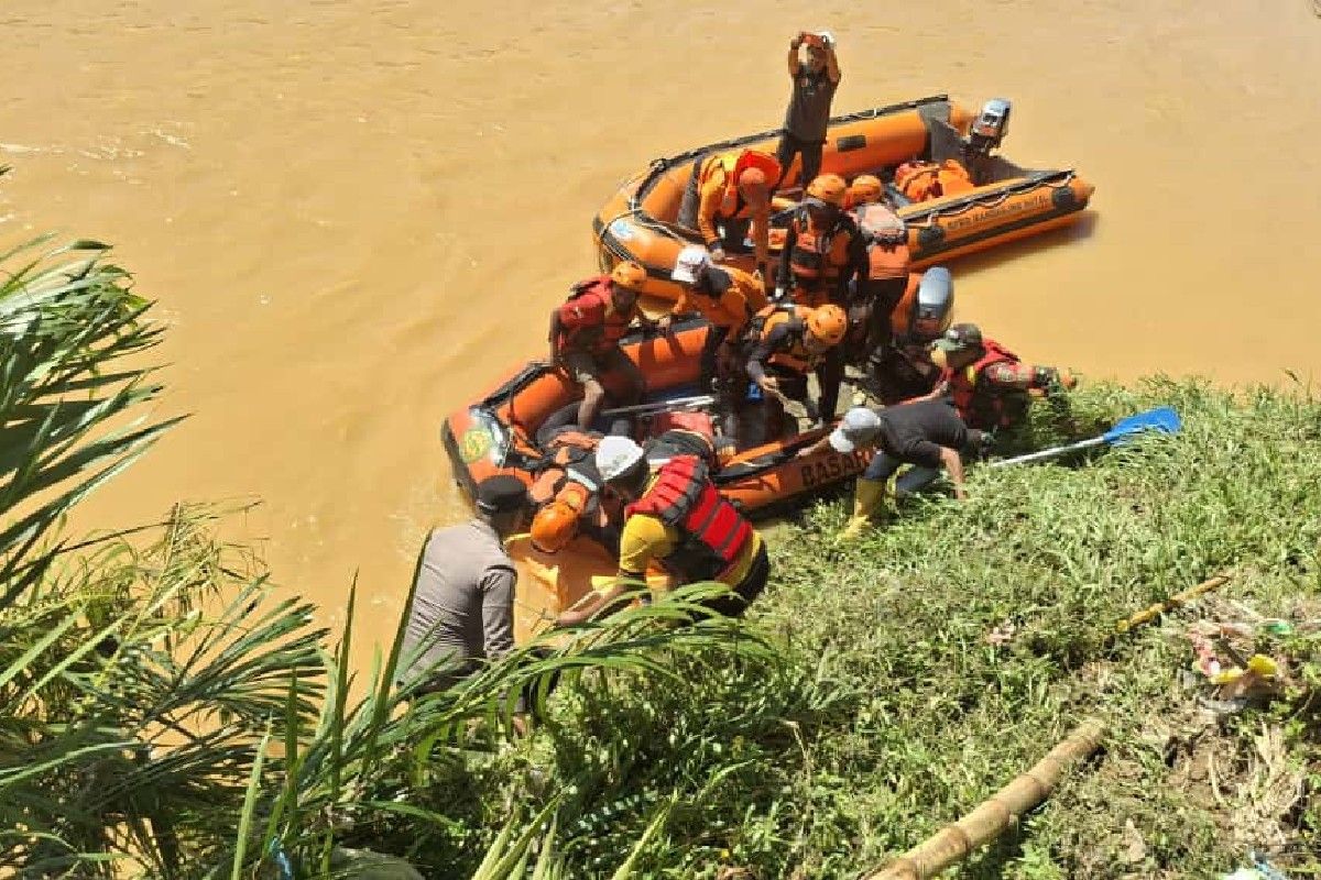 Tim SAR gabungan  evakuasi pria hanyut di Sungai Batang Natal
