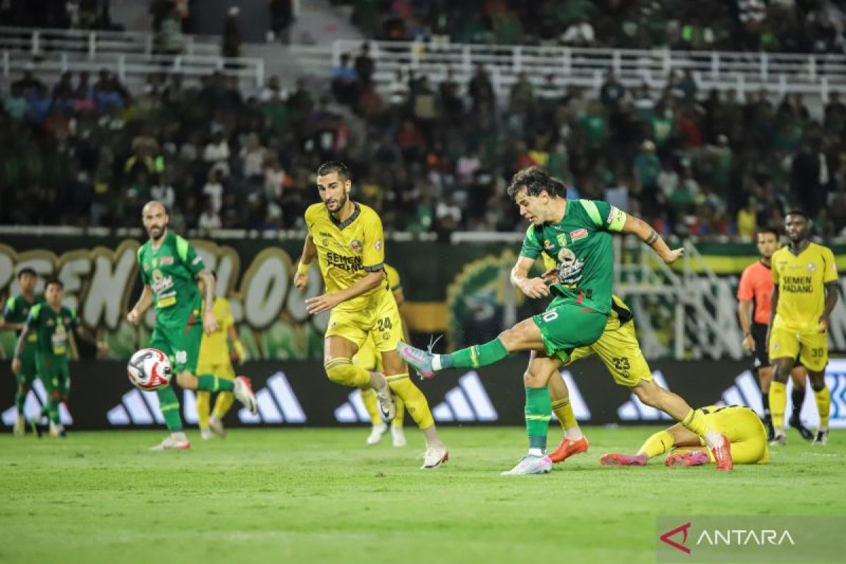 Persebaya menang tipis 1-0 atas Semen Padang FC