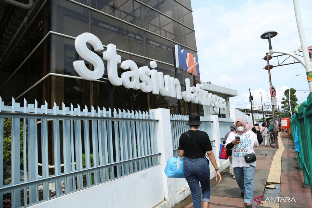 Ada TNI Fair, kereta jarak jauh berhenti di Stasiun Jatinegara