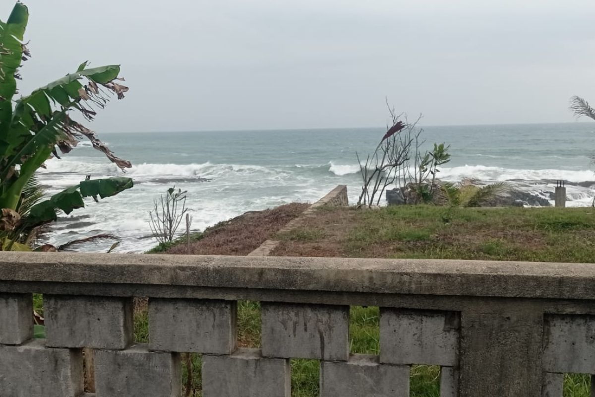 Warga Banten diimbau waspadai hujan lebat disertai angin kencang 