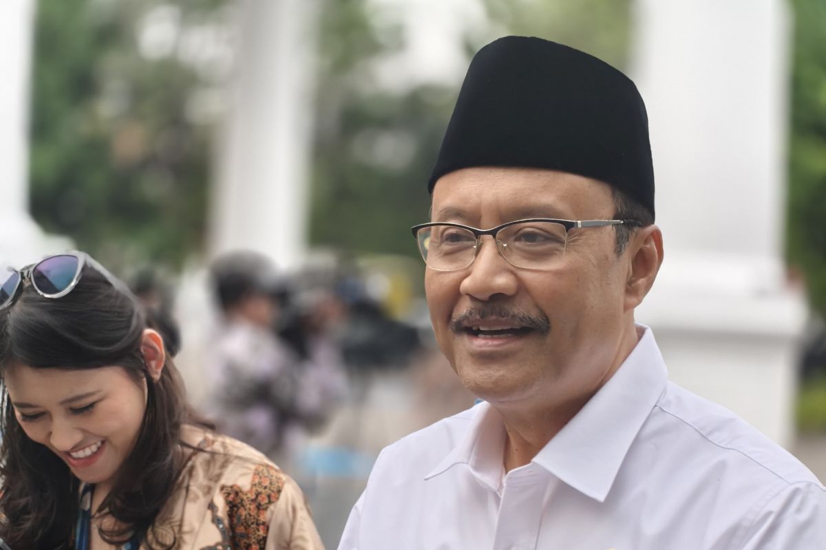 Prabowo reviews aid distribution accuracy with social minister