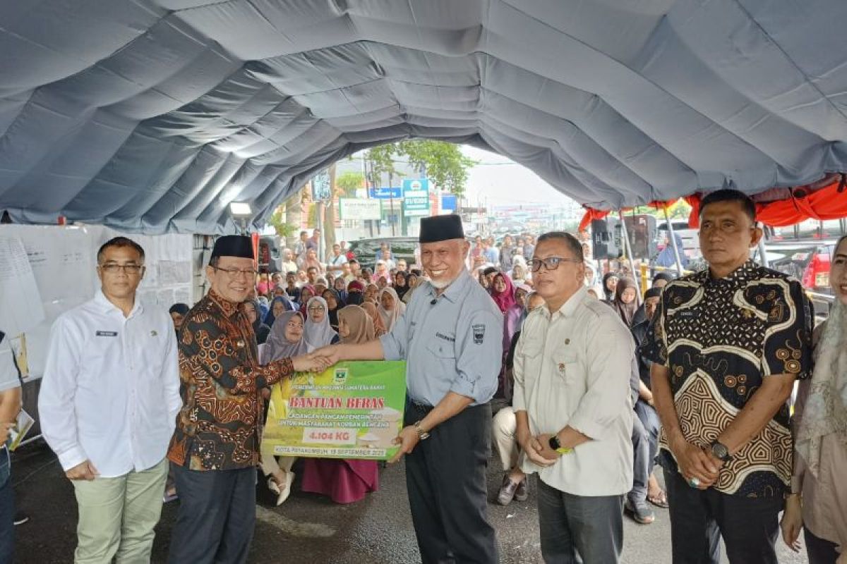 Gubernur Sumbar serahkan bantuan beras CPP untuk korban kebakaran di Payakumbuh