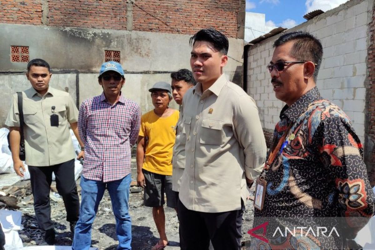 Anggota DPRD Jatim tinjau lokasi kebakaran di Jemur Wonosari Surabaya