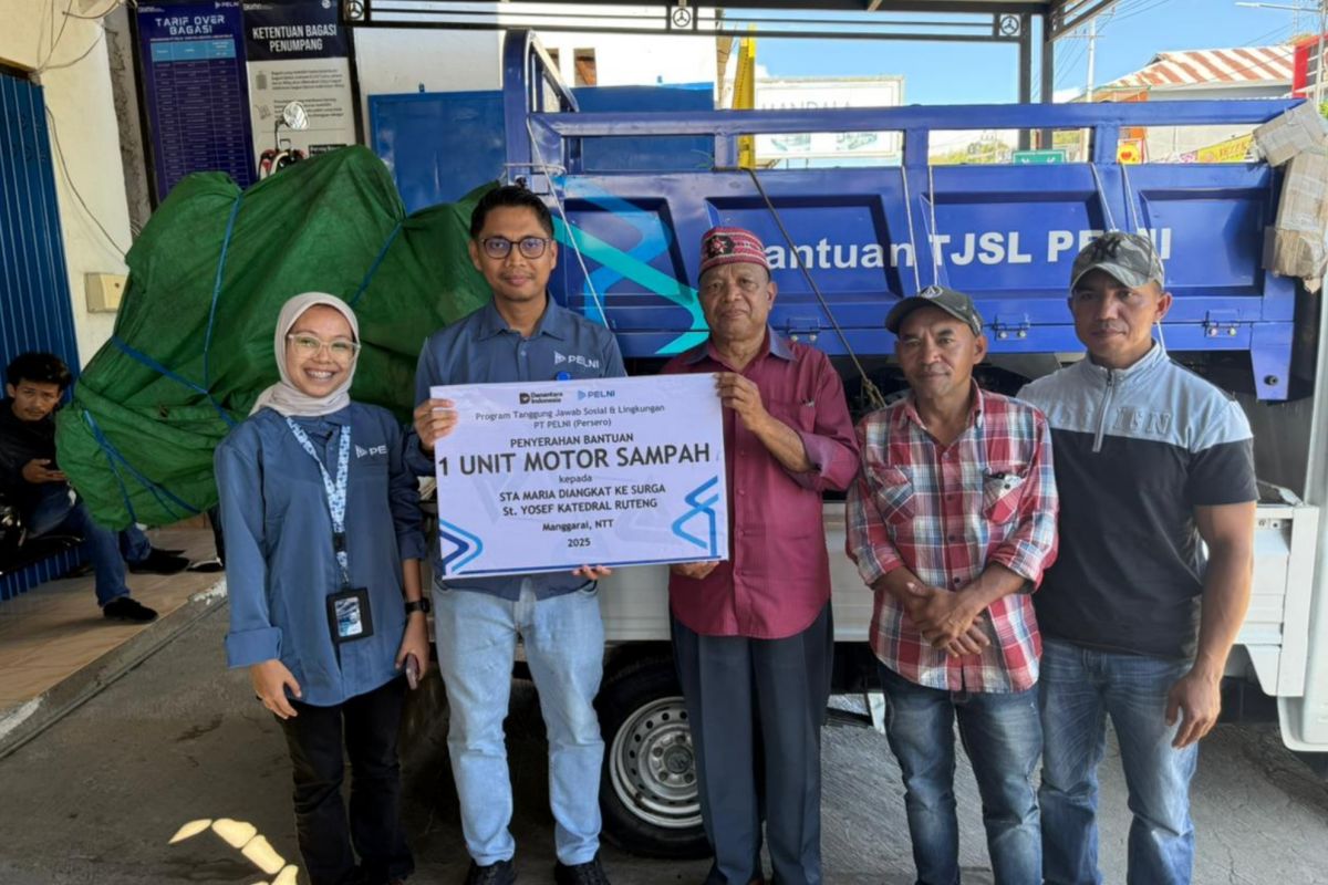 Pelni Labuan Bajo serahkan motor sampah ke yayasan gereja
