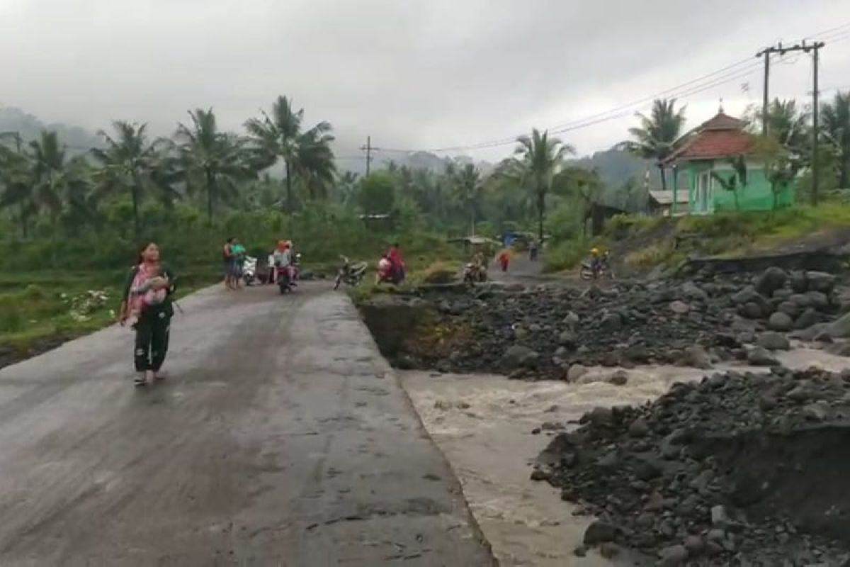 Indonesia's Semeru lava flood tremor lasts over 2.5 hours after rain